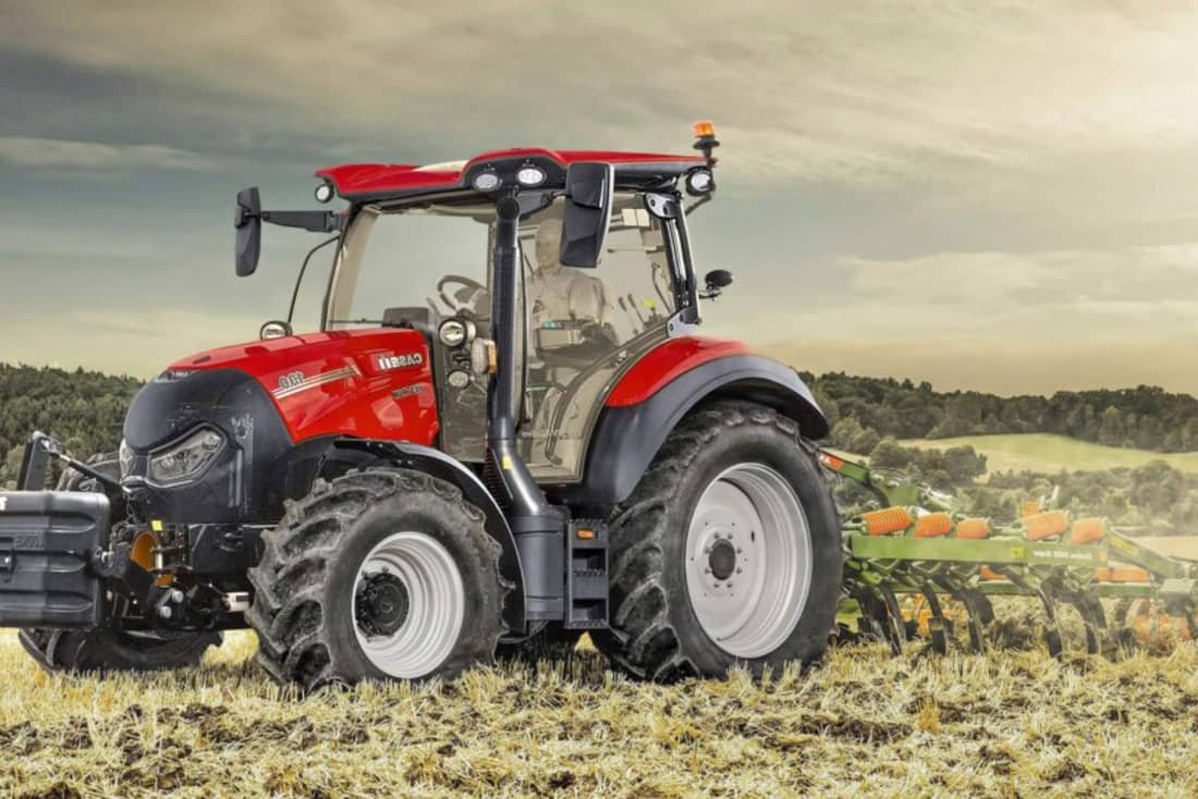Mechanik naprawiający silnik ciągnika rolniczego w warsztacie AGROMECHANIK